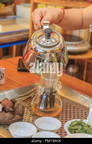 Xiamen, Cina - 14 Settembre 2013: Cinese tradizionale cerimonia del tè con un tè Pixiu dragon, tè pet, fatti di argilla Zisha, utilizzato in un gong fu (kung fu Foto Stock