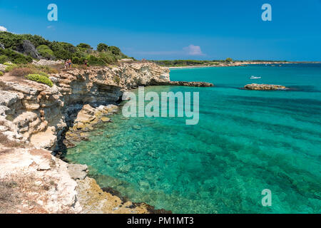 Costa rocciosa nella zona Gelsomineto, nei pressi di Siracusa Foto Stock