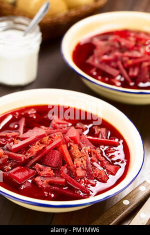 Freschi Fatti in casa borscht vegetariano, un Eastern-European tradizionale zuppa di barbabietole, carote, cavolo, patata, cipolla e pomodoro Foto Stock