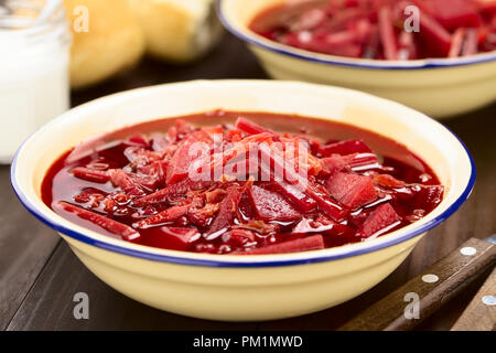 Freschi Fatti in casa borscht vegetariano, un Eastern-European tradizionale zuppa di barbabietole, carote, cavolo, patata, cipolla e pomodoro Foto Stock