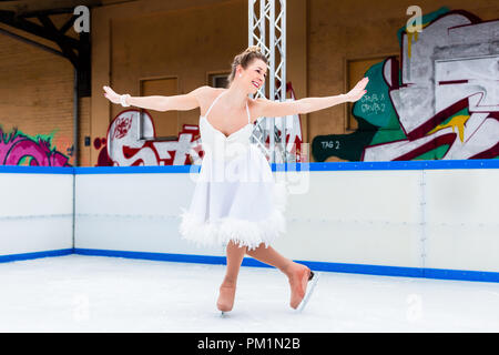 Femmina Skater ghiaccio di eseguire su ghiaccio Foto Stock