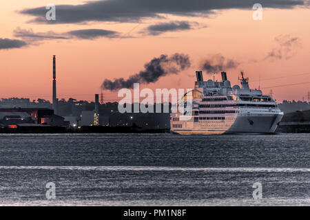 Cork, Irlanda. Il 27 aprile 2017. Il francese la nave di crociera Le Soléal si fa strada lentamente il fiume fino al suo ormeggio al nord Custom House Quay Cork City a da Foto Stock