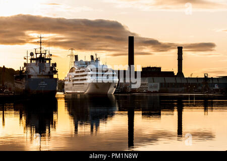 Cork, Irlanda. Il 27 aprile 2017. Il francese la nave di crociera Le Soléal si fa strada lentamente il fiume fino al suo ormeggio al nord Custom House Quay Cork City a d Foto Stock