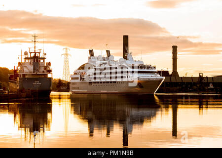 Cork, Irlanda. Il 27 aprile 2017. Il francese la nave di crociera Le Soléal si fa strada lentamente il fiume fino al suo ormeggio al nord Custom House Quay Cork City a d Foto Stock