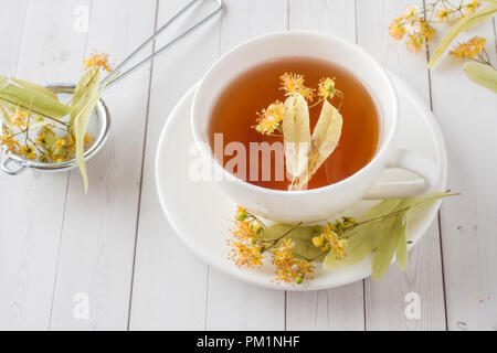 Tè con Linden il vassoio sul letto, il concetto di trattamento di raffreddori Foto Stock