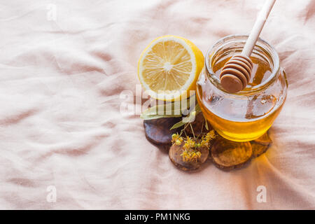 Miele e limone. Il vassoio sul letto, il concetto di trattamento di raffreddori Foto Stock