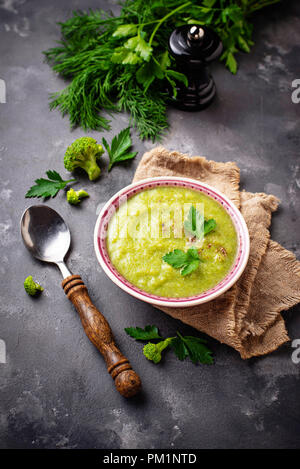 Green minestra in crema di broccoli Foto Stock