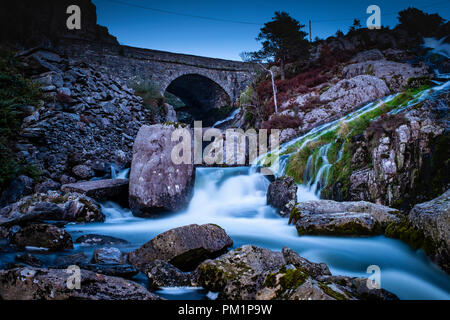 Rhaeadr Ogwen sapere come Ogwen cade, si trova nella valle di Ogwen, Snowdonia, Parco Nazionale, Wales, Regno Unito Foto Stock