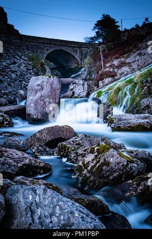 Rhaeadr Ogwen sapere come Ogwen cade, si trova nella valle di Ogwen, Snowdonia, Parco Nazionale, Wales, Regno Unito Foto Stock