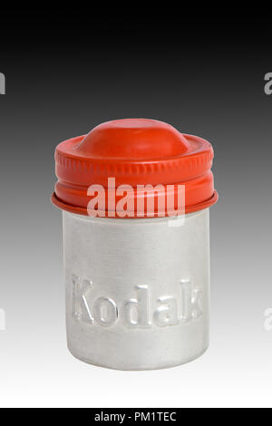 Anni Cinquanta Kodak argento alluminio canister con il suo colore rosso coded vite coperchio superiore indicando Kodachrome pellicola diapositiva all'interno. Foto Stock