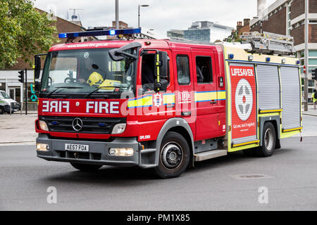London England,UK,South Bank,LFB Fire brigade Engine Truck Emergency Vehicle,Inverti caratteri all'indietro,rosso,UK GB inglese Europa,UK180814050 Foto Stock