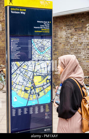 London England,UK,South Bank,Tenison Way,leggibile cartello London Wayfaring,sulla mappa pedonale,indicazioni,donna donna donna donna,musulmana,hijab,testa coveri Foto Stock