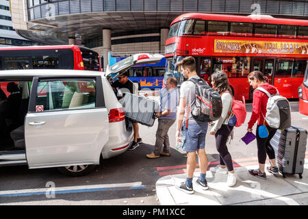 Londra Inghilterra,UK,Regno Unito Gran Bretagna,South Bank,Lambeth,uber rideshare ridesharing,furgone,bagagliaio,bagagli,pick-up,adulti uomo uomo uomini maschio,donna Foto Stock