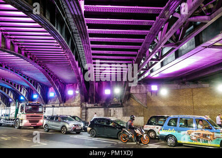 London England,UK,South Bank,Lambeth,Westminster Road tunnel arch underpass,installazione illuminazione,auto,camion,moto,traffico congestione,viola,GB UK Foto Stock