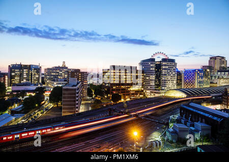 London England,UK,South Bank,Lambeth,London Waterloo,stazione ferroviaria,South Western Railway,National Rail Network Terminus,binari,treni,skyline,edificio Foto Stock