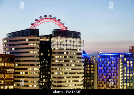 Londra Inghilterra,UK,South Bank,Lambeth,skyline,edifici,vista,notte crepuscolo,luci della città,London Eye,edificio del Ponte di Westminster Urbanest,architettura,UK GB Foto Stock