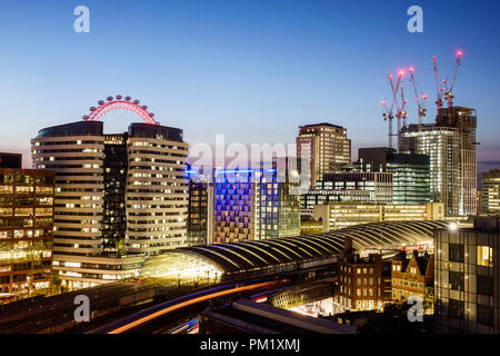 London England,UK,South Bank,Lambeth,London Waterloo,stazione ferroviaria,South Western Railway,National Rail Network Terminus,binari,treni,skyline,edificio Foto Stock