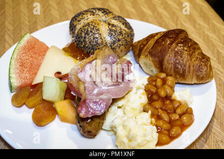 London England,UK,South Bank,Park Plaza Waterloo,hotel,colazione a buffet,piatto,uova,fagioli,bacon,croissant,frutta,UK GB English Europe,UK180815002 Foto Stock