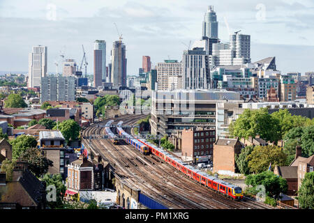 Regno Unito Inghilterra South Bank Lambeth London Waterloo, stazione di avvicinamento South Western Railway National Rail, Network Terminus Tracks treni skyline buil Foto Stock