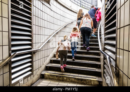 Londra Inghilterra,Regno Unito,Charing Cross stazione metropolitana treno metropolitana metropolitana metropolitana, uscita, scale, donna donne, ragazza ragazze, bambini bambini bambini bambini più giovani Foto Stock