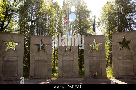 Trapper Creek, Alaska, Stati Uniti d'America - 22 Luglio 2018: Alaska Veterans Memorial outdoor memorial Grove at Byers lago nel Denali State Park, Alaska. Foto Stock