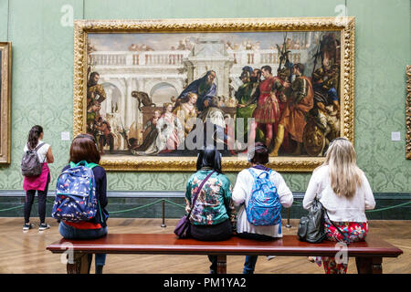 Londra Inghilterra,Regno Unito Gran Bretagna,Trafalgar Square,The NationalGallery,museo d'arte,interni,pittura,Paolo Veronese The Fam Foto Stock