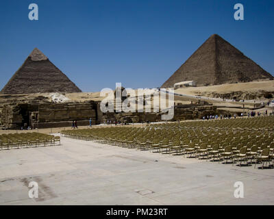 La Grande Piramide di Giza, noto anche come Khufu o Cheope, un importante destinazione turistica e sito archeologico di Giza in Egitto Foto Stock