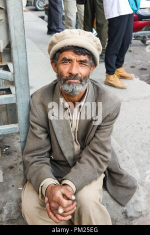 SKARDU, PAKISTAN - 28 Luglio : un misterioso vecchio uomo pone per un ritratto come si riposa dopo un duro lavoro Luglio 28, 2018 a Skardu, Pakistan Foto Stock