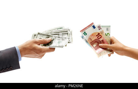 Man mano dell azienda di dollari moneyand donna di mano azienda euro denaro isolato su sfondo bianco. Close up. Cambio valuta. Alta risoluzione prodotto Foto Stock