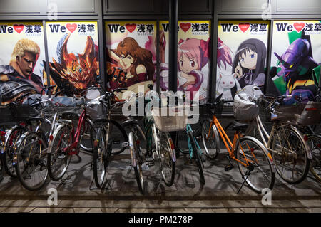 Gruppo di biciclette in un parcheggio gratuito per biciclette in Tokyo, Giappone, Asia. Cicli e manga giapponese manifesti nel quartiere di Asakusa. Pulire il trasporto vehic Foto Stock