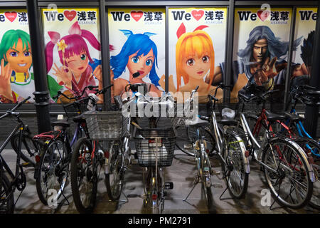 Gruppo di biciclette in un parcheggio gratuito per biciclette in Tokyo, Giappone, Asia. Cicli e manga giapponese manifesti nel quartiere di Asakusa. Pulire il trasporto vehic Foto Stock