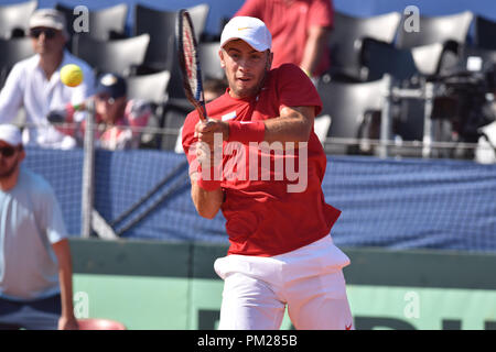 Zadar, Croazia. Xvi Sep, 2018. Borna Coric di Croazia restituisce un colpo a Francesca Tiafoe degli Stati Uniti al Davis Cup Semifinal tra la Croazia e gli Stati Uniti, in Zadar, Croazia, Sett. 16, 2018. La Croazia ha vinto 3-2. Credito: Hrvoje Jelavic/Xinhua/Alamy Live News Foto Stock