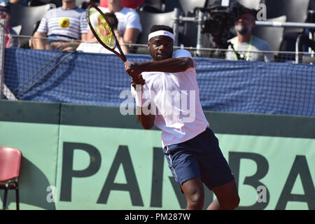 Zadar, Croazia. Xvi Sep, 2018. Francesca Tiafoe degli Stati Uniti restituisce un colpo di Borna Coric della Croazia al Davis Cup Semifinal tra la Croazia e gli Stati Uniti, in Zadar, Croazia, Sett. 16, 2018. La Croazia ha vinto 3-2. Credito: Hrvoje Jelavic/Xinhua/Alamy Live News Foto Stock