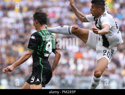 Torino, Italia. Xvi Sep, 2018. La Juve" Joao Cancelo (R) contende a Sassuolo di Filip Djuricic durante la serie di una partita di calcio tra Juventus FC e Sassuolo a Torino, Italia, Sett. 16, 2018. La Juve ha vinto 2-1. Credito: Alberto Lingria/Xinhua/Alamy Live News Foto Stock