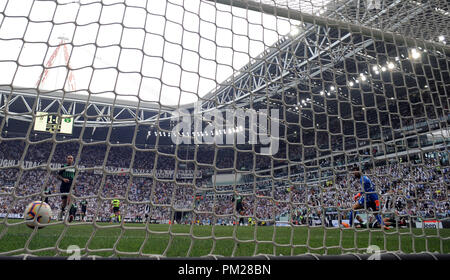 Torino, Italia. Xvi Sep, 2018. FC Juventus' Cristiano Ronaldo punteggi il suo secondo obiettivo durante la serie di una partita di calcio tra Juventus FC e Sassuolo a Torino, Italia, Sett. 16, 2018. La Juve ha vinto 2-1. Credito: Alberto Lingria/Xinhua/Alamy Live News Foto Stock