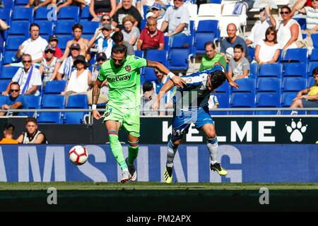 Barcellona, Spagna - 16 settembre: RCD Espanyol defender Javi Lopez (16) e Levante UD centrocampista Jose Luis Morales (11) durante il match tra RCD Espanyol v Levante UD per il round 4 del Liga Santander, suonato a Cornella-El Prat Stadium il 16 settembre 2018 a Barcellona, Spagna. (Credit: Urbanandsport / Cordon Premere) Credito: CORDON PREMERE/Alamy Live News Foto Stock