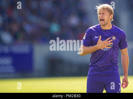 Aue, la Sassonia. Xvi Sep, 2018. Calcio: Seconda Bundesliga, Erzgebirge Aue - FC St Pauli, Giornata 5, in Sparkassen-Erzgebirgsstadion. San Paulis Mats Möller Daehli sulla sfera. Credito: Robert Michael/dpa - WICHTIGER HINWEIS: Gemäß den Vorgaben der DFL Deutsche Fußball Liga bzw. des DFB Deutscher Fußball-Bund ist es untersagt, in dem Stadion und/oder vom Spiel angefertigte Fotoaufnahmen in forma von Sequenzbildern und/oder videoähnlichen Fotostrecken zu verwerten bzw. verwerten zu lassen./dpa/Alamy Live News Foto Stock