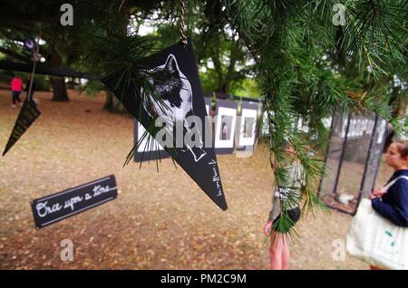 Boscombe, Dorset, Regno Unito. Xvi Sep, 2018. L'arte francese gruppo "Les Souffleurs commandos poétiques" con "un ritorno del lupo in Inghilterra' eseguire a questo anni eventi essendo messo su da dentro e fuori il Dorset, un arts eventi società. L'evento su Boscombe fronte mare è stato quello di evidenziare la lingua utilizzata per descrivere gli immigrati da alcune sezioni della pressa. " Animali " Caschi gesticulate un pensiero del mondo contemporaneo. Credito: Haydn Wheeler/Alamy Live News Foto Stock