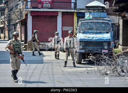 Srinagar Kashmir. Xvii Sep 2018. Paramilitari indiano troopers guardia durante lo spegnimento in Srinagar Kashmir. In caso di arresto del sistema viene osservata nel Kashmir sulla chiamata di leadership separatista per protestare contro l uccisione di un civile e cinque militanti durante l incontro con le forze di governo nel sud del Kashmir. Negozi, scuole e università sono state chiuse a seguito di una chiamata dai separatisti, mentre le autorità ha imposto il coprifuoco in diverse aree per fermare le proteste di strada. Credito: Saqib Majeed SOPA/images/ZUMA filo/Alamy Live News Foto Stock