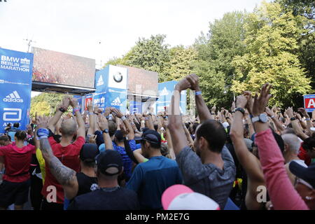 Berlino, Germania. 16 Sett 2018. I partecipanti prima dell'inizio. Gladys Cherono dal Kenya ha assicurato la vittoria per le donne a Berlino. Con 2:18:11 ore, arriva come la donna più veloce nella 45th BMW Berlin Marathon fine. Ruti Aga si aggiudica il secondo posto (donne) e Tirunesh Dibaba conquista il terzo posto (donne). Credito: SAO colpito/Alamy Live News Foto Stock