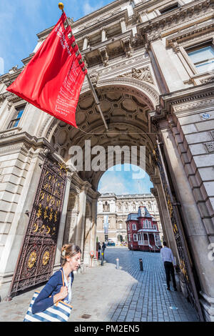 Londra, Regno Unito. Xvii Sep 2018. Cornelia Parker's oggetto transizionale (Psychobarn) presso la Reale Accademia delle Belle Arti In piedi a quasi 9 metri (10m), è realizzato dai componenti di un smontaggio Americana tradizionale granaio rosso e si basa sulla casa visto nel Alfred Hitchcock film Psycho (1960), il quale a sua volta è stato modellato su un dipinto del pittore americano Edward Hopper, casa tramite la ferrovia, 1925. Credito: Guy Bell/Alamy Live News Foto Stock