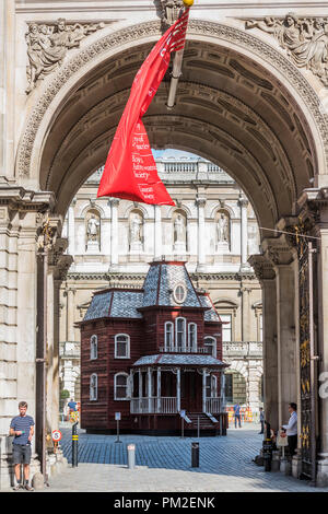 Londra, Regno Unito. Xvii Sep 2018. Cornelia Parker's oggetto transizionale (Psychobarn) presso la Reale Accademia delle Belle Arti In piedi a quasi 9 metri (10m), è realizzato dai componenti di un smontaggio Americana tradizionale granaio rosso e si basa sulla casa visto nel Alfred Hitchcock film Psycho (1960), il quale a sua volta è stato modellato su un dipinto del pittore americano Edward Hopper, casa tramite la ferrovia, 1925. Credito: Guy Bell/Alamy Live News Foto Stock