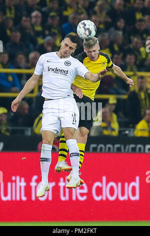 Dortmund, Germania 14 settembre 2018: 1. BL - 18/19 - Borussia Dortmund vs. Dortmund. Eintracht Frankfurt li. nei duelli Filip Kostic (Eintracht Francoforte) e Lukasz Piszczek (Borussia Dortmund) alta, montante della testata testata / duello DFL regolamenti vietano qualsiasi uso delle immagini come sequenze di immagini e / o quasi-video. | Utilizzo di tutto il mondo Foto Stock