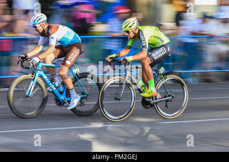 Madrid, Spagna. Il 13 settembre 2018. La Vuelta 2018. Stadio 21. Tony Gallopin (FRA) N.14 Team AG2R La Mondiale e Hector Saez Benito (ESP) N. 218 Team Euskadi Paese Basco - Murias Pedro Ros Sogorb/Alamy Live News Credito: Pedro Ros/Alamy Live News Foto Stock