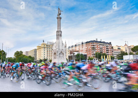 Madrid, Spagna. Il 13 settembre 2018. La Vuelta 2018. Stadio 21. I ciclisti peloton andare attraverso il colon plaza. Pedro Ros Sogorb/Alamy Live News Credito: Pedro Ros/Alamy Live News Foto Stock