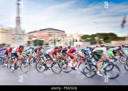 Madrid, Spagna. Il 13 settembre 2018. La Vuelta 2018 - stadio 21. I ciclisti peloton andare attraverso il colon plaza. Pedro Ros Sogorb/Alamy Live News Credito: Pedro Ros/Alamy Live News Foto Stock