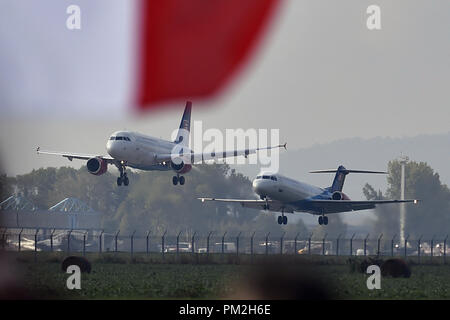 Mosnov, Repubblica Ceca. Xv Sep, 2018. Airbus A319-100, a sinistra e a Fokker 100 del governo slovacco Servizio di volo sono stati presentati durante i giorni della NATO e il ceco Air Force giorni all aeroporto Mosnov, Ostrava, Repubblica ceca, 15 settembre 2018. Credito: Jaroslav Ozana/CTK foto/Alamy Live News Foto Stock