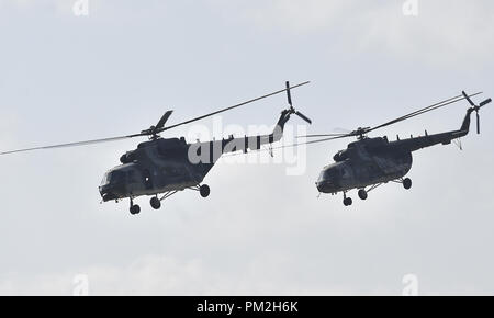 Mosnov, Repubblica Ceca. Xv Sep, 2018. Due elicotteri Mil Mi-171 eseguire durante i giorni della NATO e il ceco Air Force giorni all aeroporto Mosnov, Ostrava, Repubblica ceca, 15 settembre 2018. Credito: Jaroslav Ozana/CTK foto/Alamy Live News Foto Stock