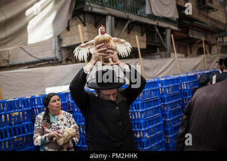 17 settembre 2018, ---, Gerusalemme: Un ultra-ebrea ortodossa uomo oscilla un pollo sopra la sua testa come parte del rituale Ebraico 'Kaparot', che eseguite prima di Yom Kippur, il giorno dell'Espiazione, in Gerusalemme, 17 settembre 2018. Il 'Kaparot' rituale è creduto di trasferisce i peccati del passato anno nei polli, e viene eseguito prima di Yom Kippur, il santissimo giorno nel calendario ebraico. Foto: Ilia Yefimovich/dpa Credito: dpa picture alliance/Alamy Live News Foto Stock