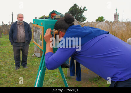 Portland. Il 16 settembre 2018. Fotografo iraniano, Farhad Berahman facendo ritratti con la sua auto-costruito Afghan confezione della fotocamera (Kamra-e-faoree) presso il St Georges sagrato. Trenta secondi tempi di esposizione e trattamento a umido all'interno della fotocamera sono in netto contrasto ad oggi la fotografia digitale Foto Stock